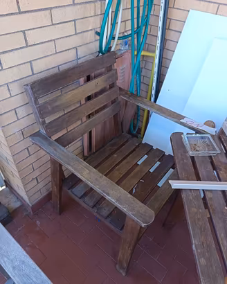 poltrone legno e tavolo da giardino o terrazzo.