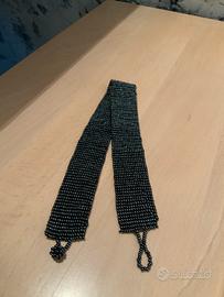 Choker in perline iridescenti a base nera