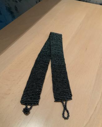 Choker in perline iridescenti a base nera