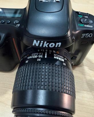 Fotocamera Nikon F50 con obiettivo