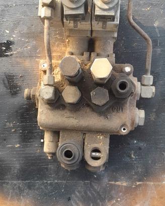 Distributore idraulico oleodinamico