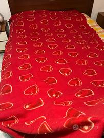 Copriletto matrimoniale rosso con cuori