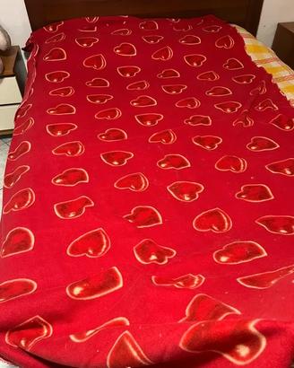 Copriletto matrimoniale rosso con cuori
