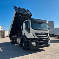Iveco Stralis 310 con ribaltabile trilaterale