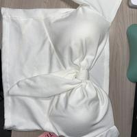 Maglietta bianca a spalle scoperte con fiocco