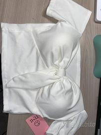 Maglietta bianca a spalle scoperte con fiocco