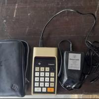 Calcolatrici, sbattitore a mano e telefono Vintage