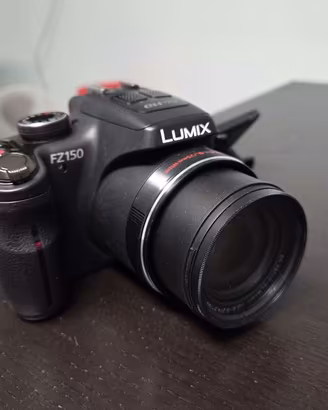 Panasonic Lumix FZ150 + borsa, 2 batterie e filtro