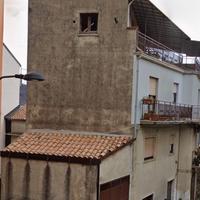 Casa da ristrutturare di tre piani