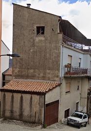 Casa da ristrutturare di tre piani