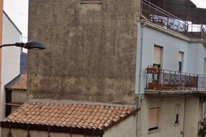 Casa da ristrutturare di tre piani