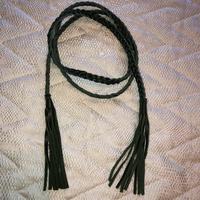 Cintura in pelle intrecciata con frange