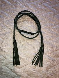 Cintura in pelle intrecciata con frange