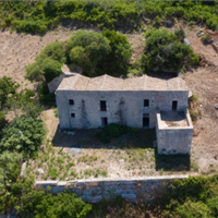 Antico fabbricato in tenuta di 15,7 ha