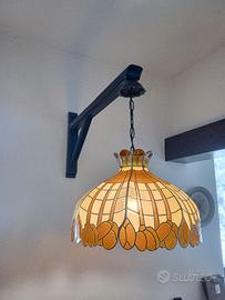 Lampadario stile Tiffany con supporto in legno