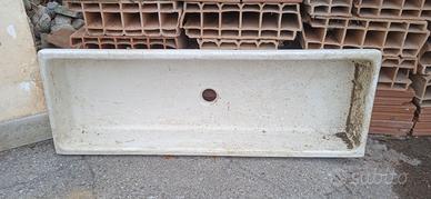 Lavello lungo per spogliatoio