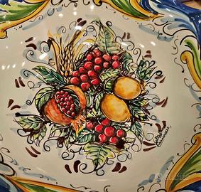 Centrotavola con piede, in ceramica di Caltag