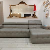 Divano grigio in vera pelle con chaise longue,