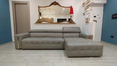 Divano grigio in vera pelle con chaise longue,