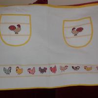 Grembiule da cucina con motivi ricamati a mano