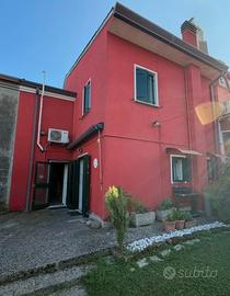 Casa accostata