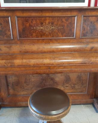 Pianoforte a parete in radica