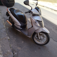 Scooter con presa 12v per ricaricare il cellulare