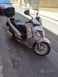 Scooter con presa 12v per ricaricare il cellulare