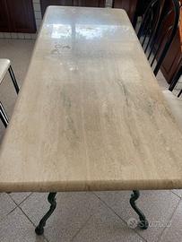 Tavolo con ripiano in marmo e struttura in ghisa