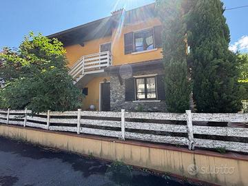 Villetta bifamiliare con giardino e due ampi box