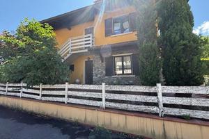 Villetta bifamiliare con giardino e due ampi box