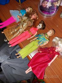 5 mini barbie completi di relativi abiti
