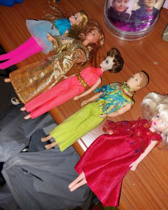 5 mini barbie completi di relativi abiti