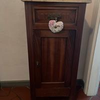 Comodino stile classico con marmo rosa