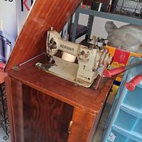 Macchina da cucire a pedale con mobile Bernina 