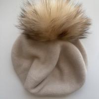 Cappello con pon pon di vera pelliccia