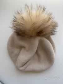 Cappello con pon pon di vera pelliccia