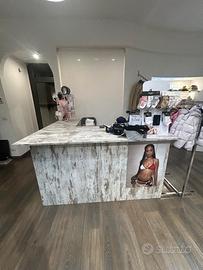 ARREDAMENTO NEGOZIO ABBIGLIAMENTO BAMBINO E ADULTO