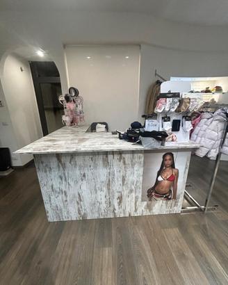 ARREDAMENTO NEGOZIO ABBIGLIAMENTO BAMBINO E ADULTO
