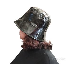 Cappello nero alla pescatora impermeabile. OVS. M.
