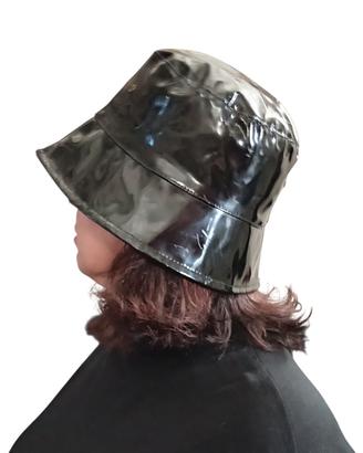 Cappello nero alla pescatora impermeabile. OVS. M.