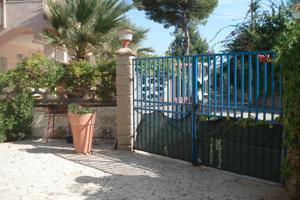 Appartavilla su spiaggia con giardino alberato