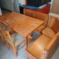 tavolo con panche e sedie in legno