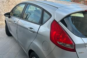 FORD FIESTA MOTORE DANNEGGIATO