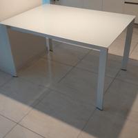Tavolo con piano in vetro