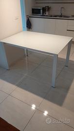 Tavolo con piano in vetro