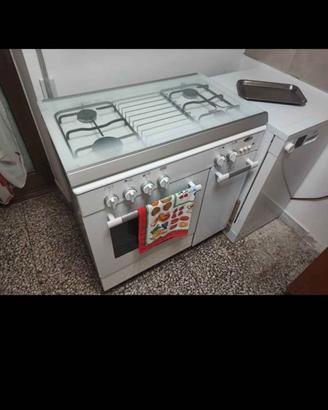 Cucina 4 fuochi con forno a gas e cappa +pensile