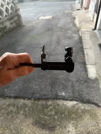 Omino ferma persiane