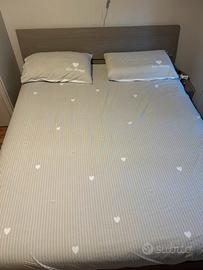 Camera da letto: letto contenitore e armadio grigi