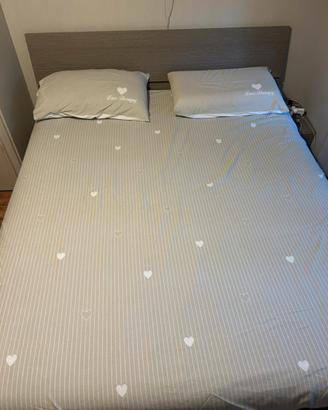 Camera da letto: letto contenitore e armadio grigi